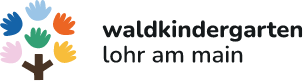 Schriftzug Waldkindergarten Lohr am Main neben Logo, das Baum mit Blättern aus bunten Kinderhänden zeigt