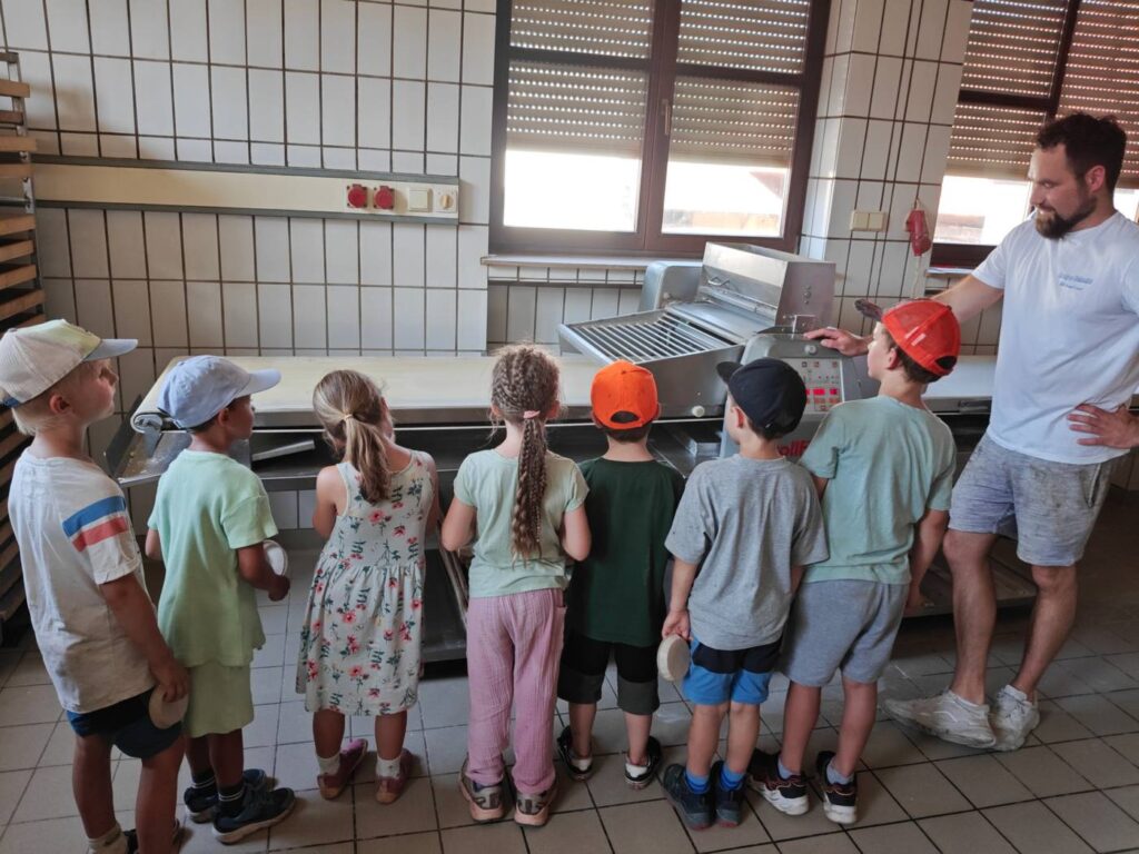 Vorschulkinder besuchen eine Backstube