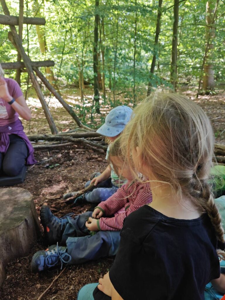 Kinder im Morgenkreis am Waldplatz