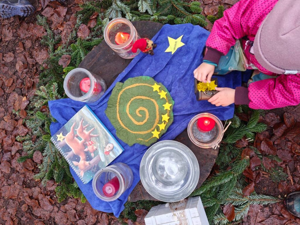 Adventsspirale aus Filz und Kerzen