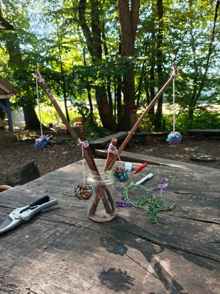 Holztisch mit Werkzeug und Mobile